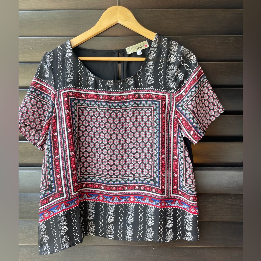 I’m in Love with Derek Sheer Cropped Blouse Black and Red Pattern Size L
